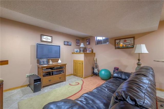 15808 Glenwood Avenue, Overland Park, KS 66223