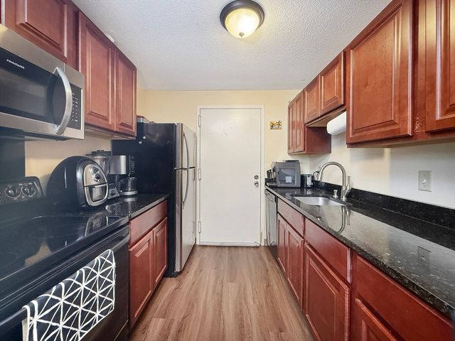 7 Village Rock Ln 2, Natick, MA 01760
