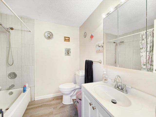 7 Village Rock Ln 2, Natick, MA 01760