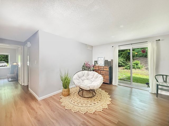 7 Village Rock Ln 2, Natick, MA 01760