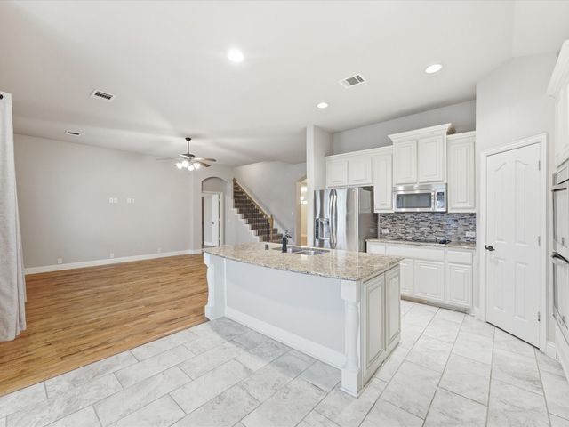 909 Longhorn Drive, Aubrey, TX 76227