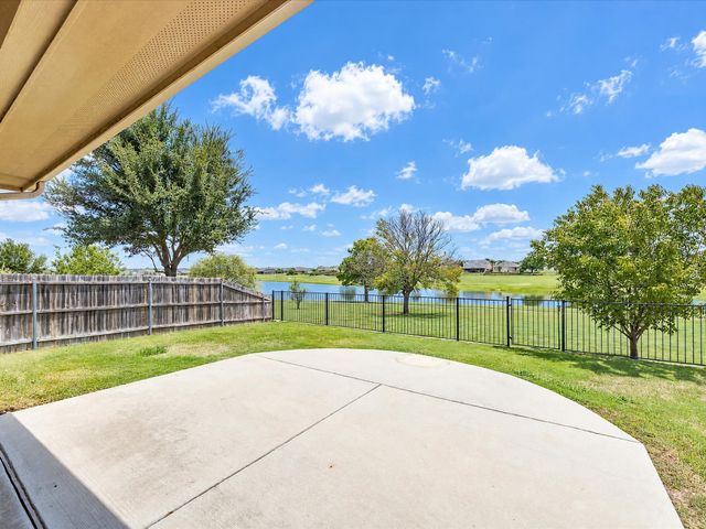 909 Longhorn Drive, Aubrey, TX 76227