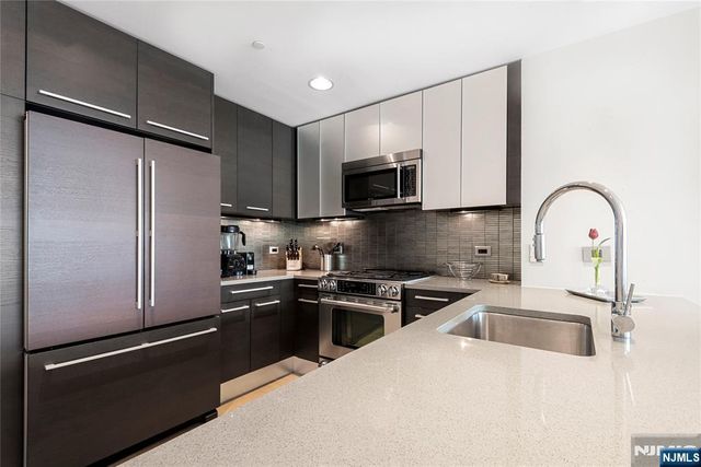 2 2nd Street 1704, Jersey City, NJ 07302