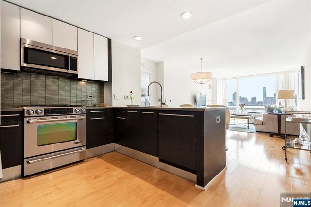 2 2nd Street 1704, Jersey City, NJ 07302