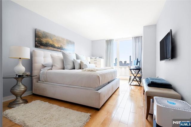 2 2nd Street 1704, Jersey City, NJ 07302
