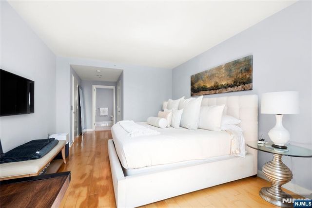 2 2nd Street 1704, Jersey City, NJ 07302