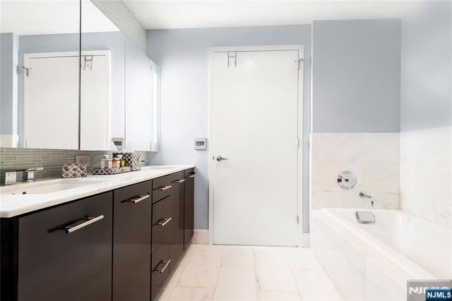 2 2nd Street 1704, Jersey City, NJ 07302