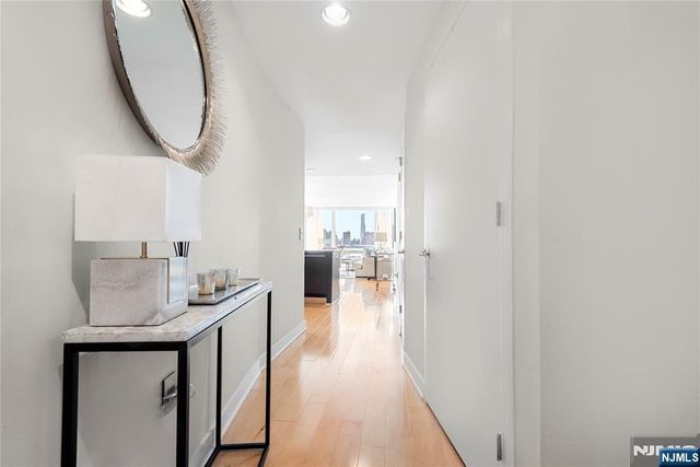2 2nd Street 1704, Jersey City, NJ 07302