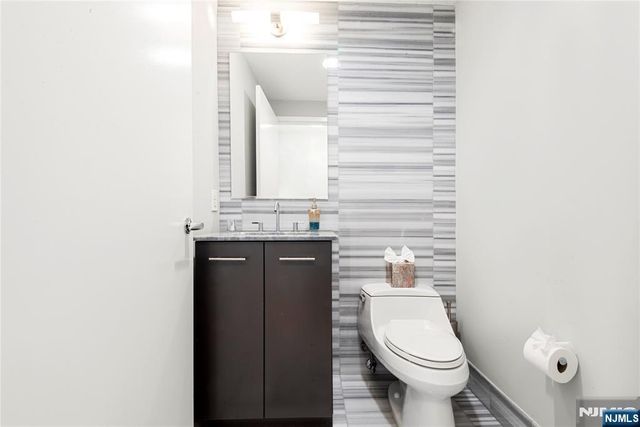 2 2nd Street 1704, Jersey City, NJ 07302