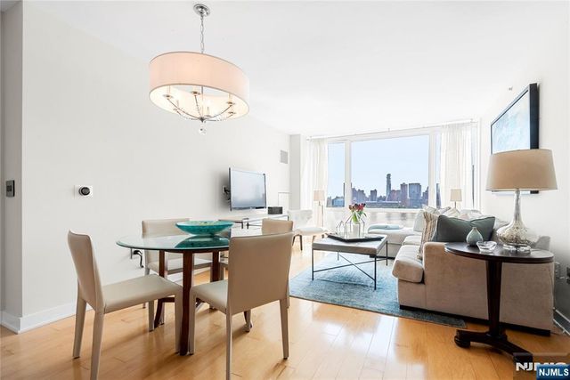 2 2nd Street 1704, Jersey City, NJ 07302