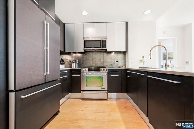 2 2nd Street 1704, Jersey City, NJ 07302