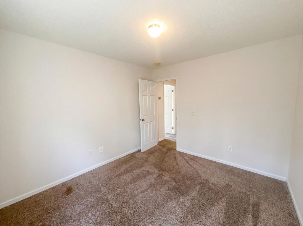 Image 12 of property listing at 318 Aberdeen Circle, Summerville, SC 29483