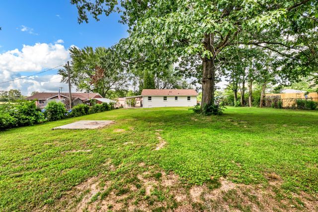 824 Garrettsburg Rd, Clarksville, TN 37042
