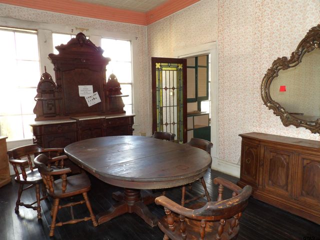 718 E Houston Avenue, Crockett, TX 75835