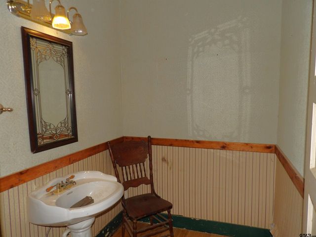 718 E Houston Avenue, Crockett, TX 75835