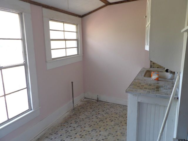 718 E Houston Avenue, Crockett, TX 75835