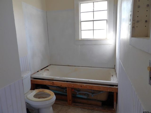 718 E Houston Avenue, Crockett, TX 75835