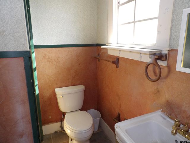 718 E Houston Avenue, Crockett, TX 75835