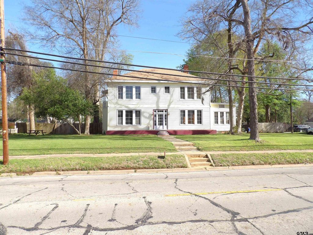 718 E Houston Avenue, Crockett, TX 75835