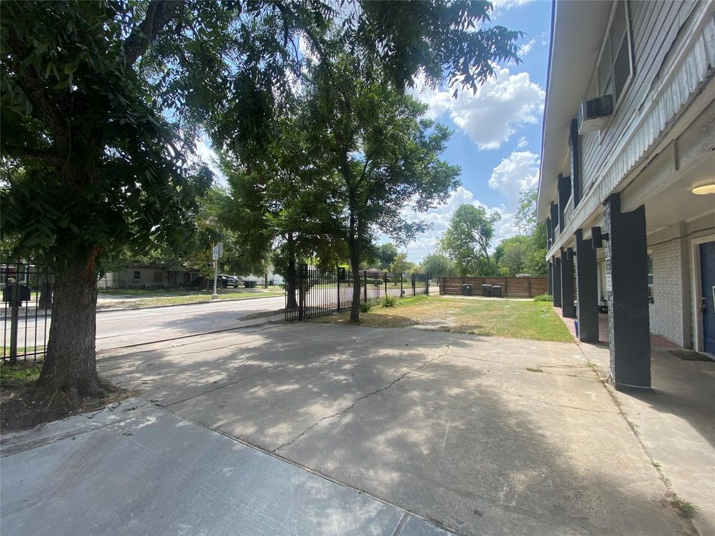5301 Collingsworth Street 9, Houston, TX 77026
