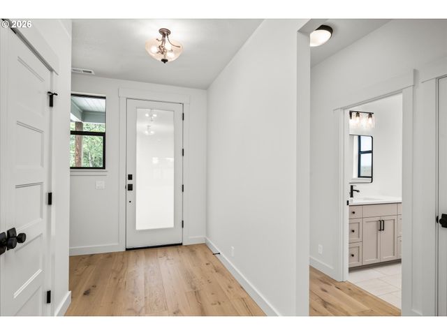 114 CHURCHVIEW Dr, Eugene, OR 97408