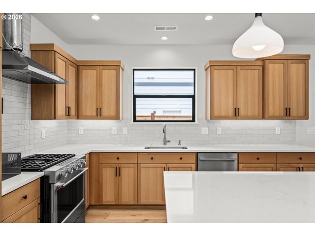 114 CHURCHVIEW Dr, Eugene, OR 97408