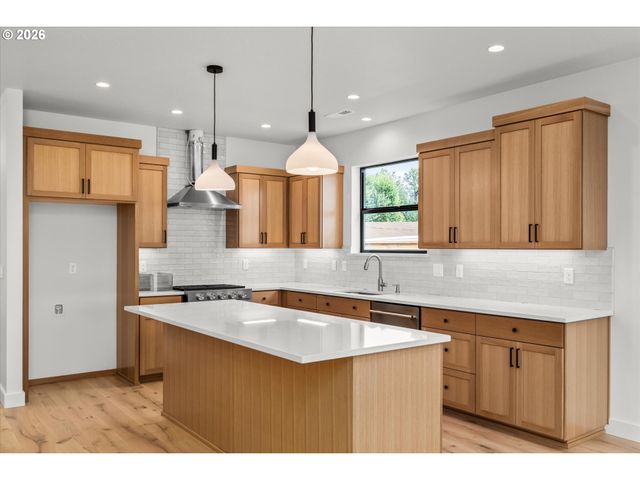 114 CHURCHVIEW Dr, Eugene, OR 97408