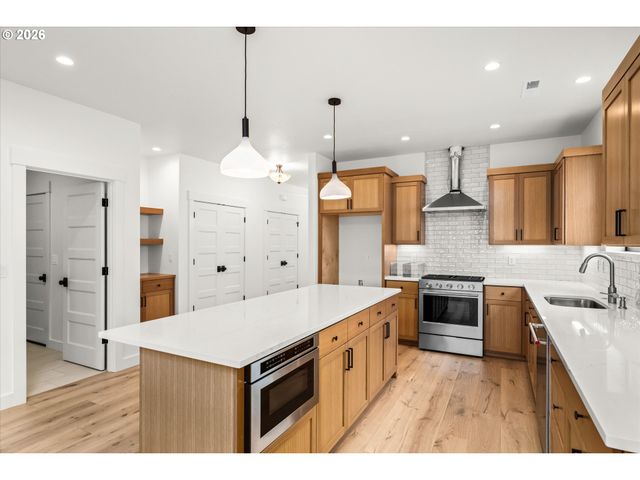 114 CHURCHVIEW Dr, Eugene, OR 97408