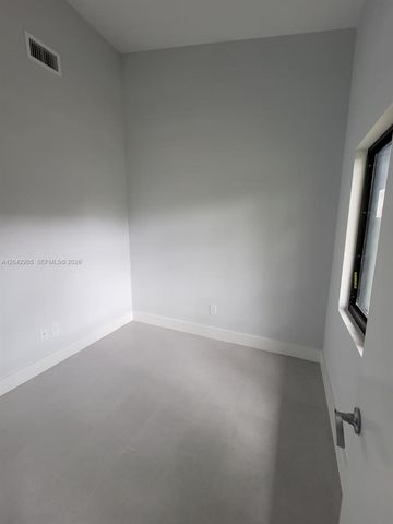 313 NE 169th St, North Miami Beach, FL 33162