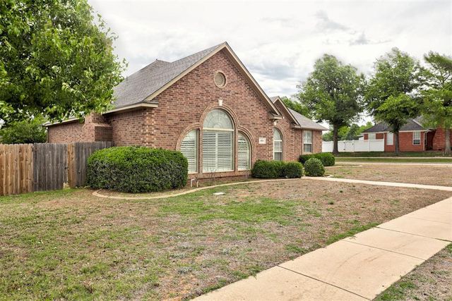 1801 Churchill Road, Yukon, OK 73099