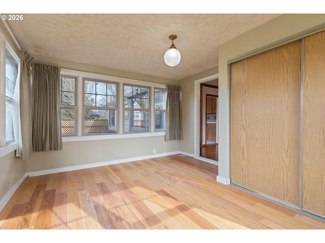 6807 Se CESAR E CHAVEZ Blvd, Portland, OR 97202