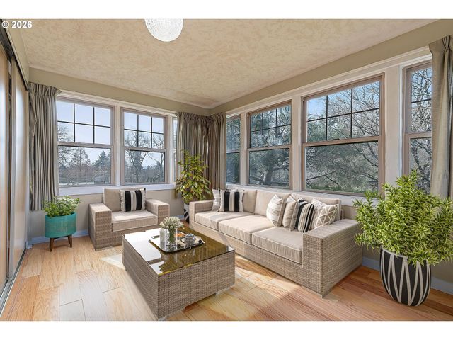 6807 Se CESAR E CHAVEZ Blvd, Portland, OR 97202