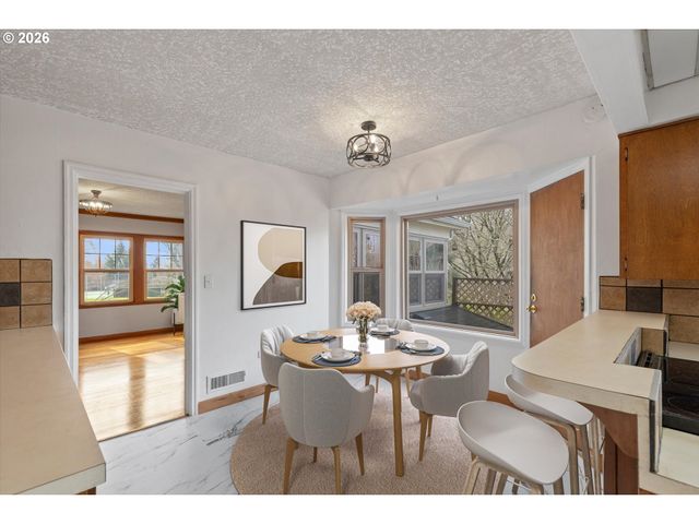 6807 Se CESAR E CHAVEZ Blvd, Portland, OR 97202