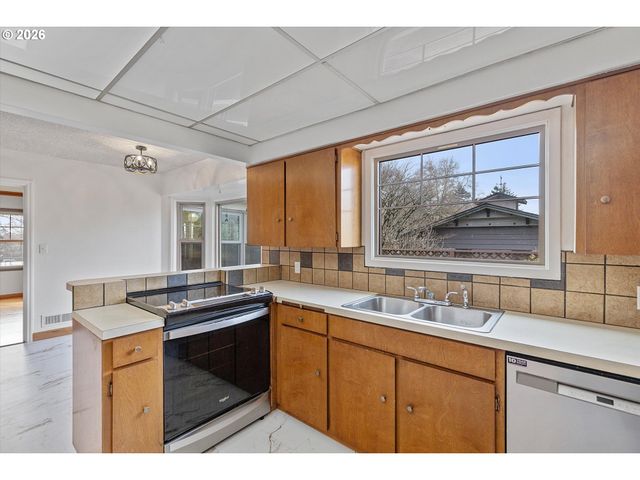 6807 Se CESAR E CHAVEZ Blvd, Portland, OR 97202