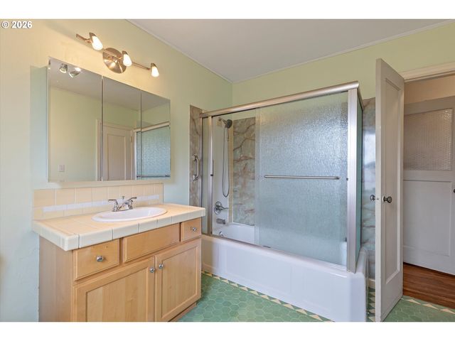 6807 Se CESAR E CHAVEZ Blvd, Portland, OR 97202