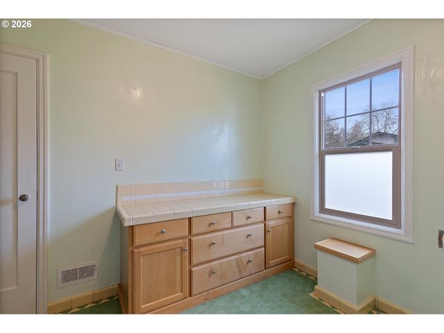 6807 Se CESAR E CHAVEZ Blvd, Portland, OR 97202