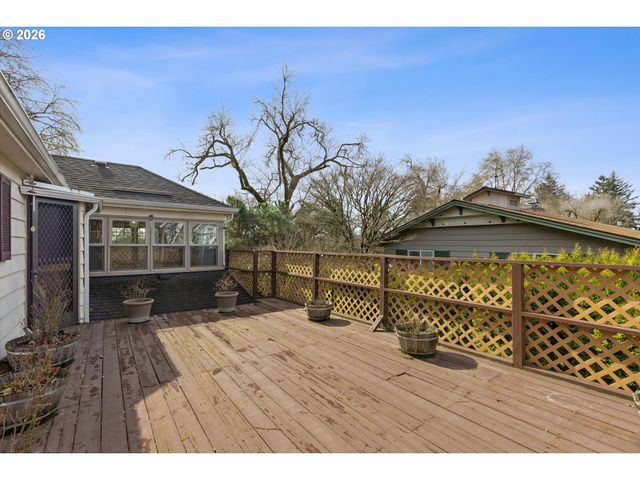 6807 Se CESAR E CHAVEZ Blvd, Portland, OR 97202