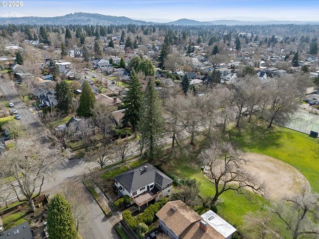 6807 Se CESAR E CHAVEZ Blvd, Portland, OR 97202