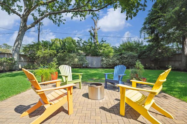 2402 Bron Holly Dr, Houston, TX 77018