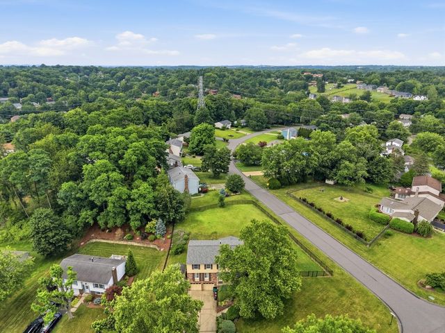 311 Alamo DRIVE, Upper St Clair, PA 15241