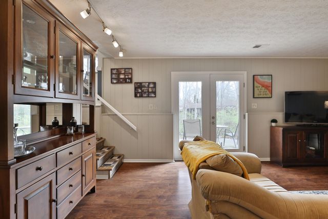 7044 Linworth Road, Columbus, OH 43235