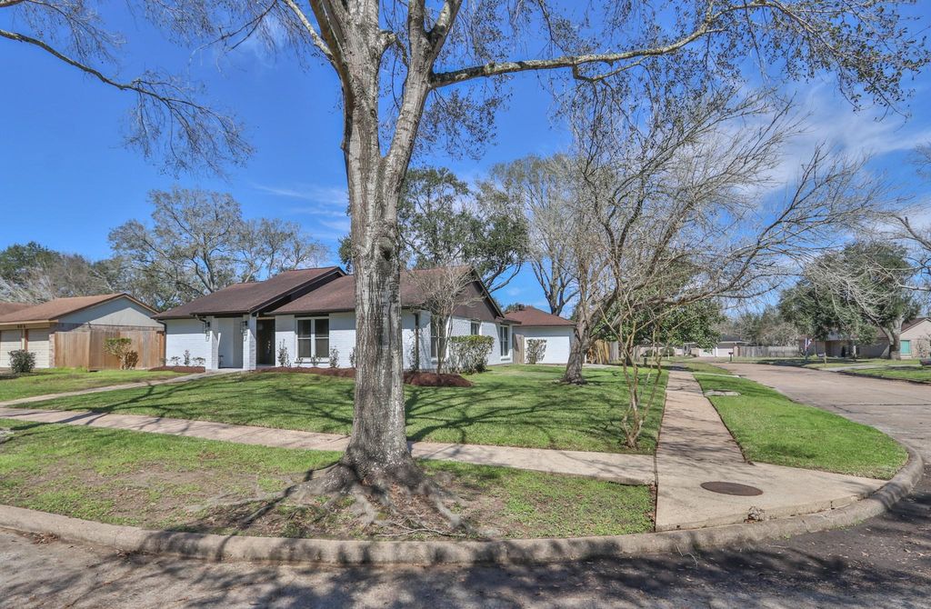 509 Belmont Drive, Friendswood, TX 77546