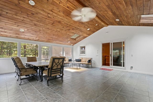 7 Upper Meadow Ln, Oak Bluffs, MA 02557