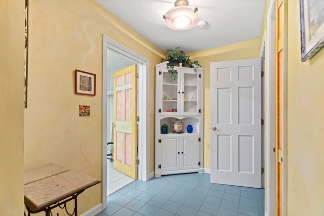 7 Upper Meadow Ln, Oak Bluffs, MA 02557