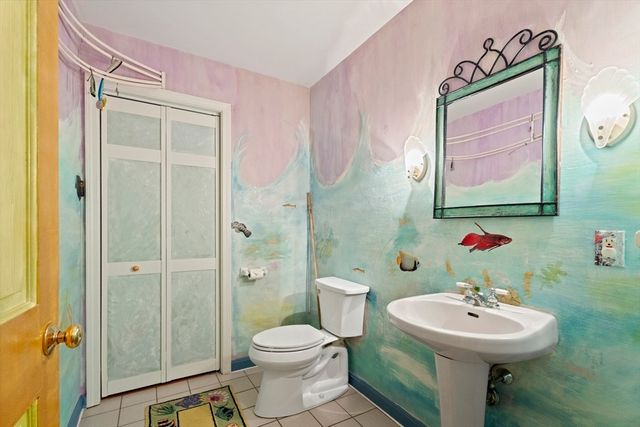 7 Upper Meadow Ln, Oak Bluffs, MA 02557