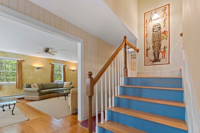 7 Upper Meadow Ln, Oak Bluffs, MA 02557