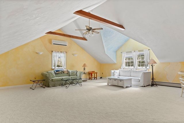 7 Upper Meadow Ln, Oak Bluffs, MA 02557