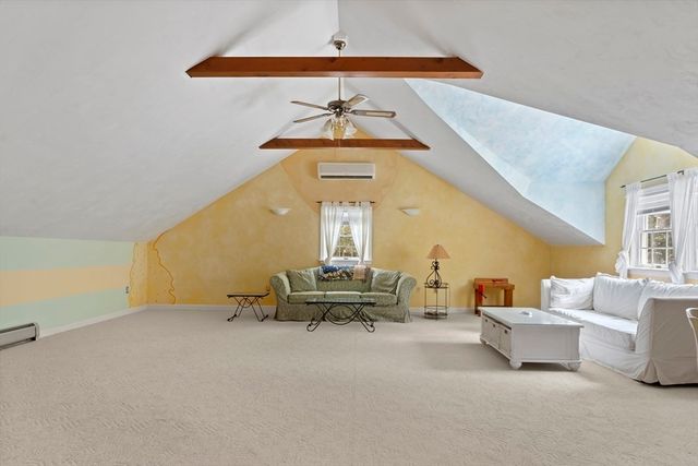 7 Upper Meadow Ln, Oak Bluffs, MA 02557