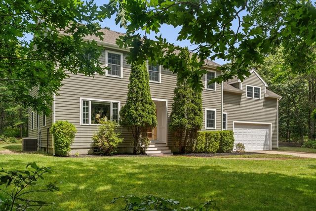7 Upper Meadow Ln, Oak Bluffs, MA 02557