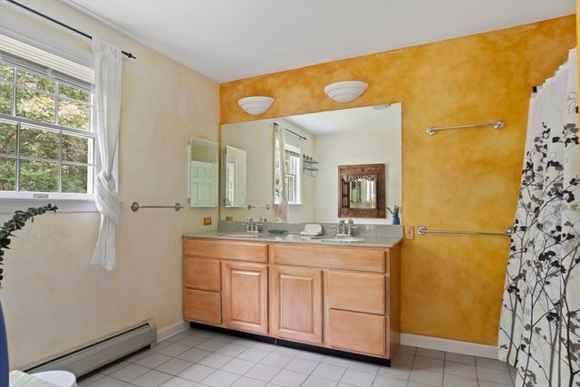 7 Upper Meadow Ln, Oak Bluffs, MA 02557